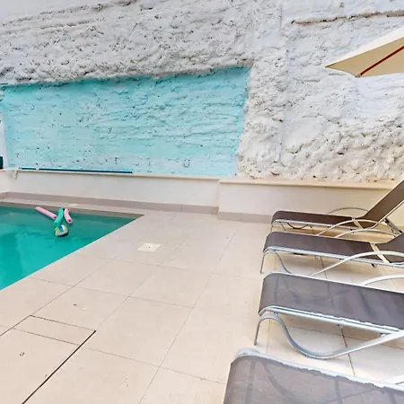Apartment Colorful Center 1b *